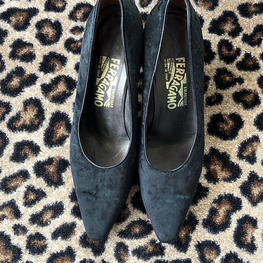 Beautiful vintage Ferragamo velvet pump